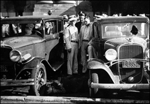 Hiện trường vụ án bên ngoài nhà ga đường sắt ngay sau vụ thảm sát ở Kansas City.