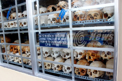 Những hộp sọ của người dân Ba Chúc cất giữ trong nhà mồ.