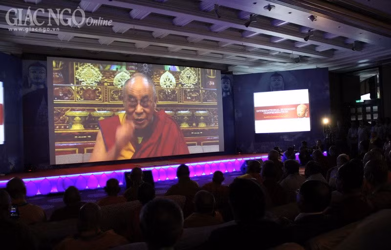 Thông điệp của Đức Dalai Lama được trình chiếu qua video - Ảnh: Hoàng Độ.