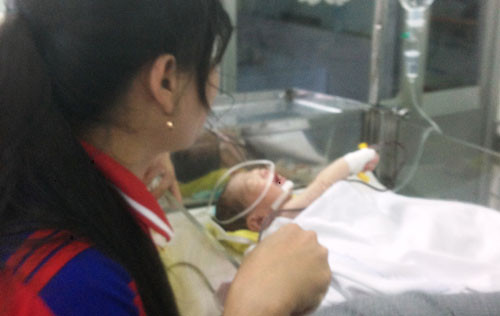 Chị Nguyễn Thị Kim Oanh, dì ruột cháu bé, nghẹn ngào trước thảm nạn của gia đình anh chị mình.