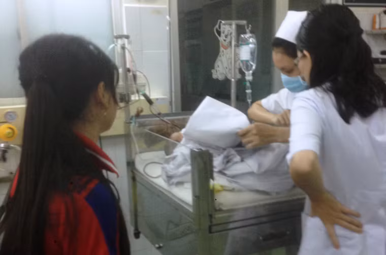 Ngay khi tiếp nhận cháu bé sơ sinh văng khỏi bụng thai phụ sau vụ TNGT từ BV tỉnh An Giang chuyển về chiều 25/10, các nhân viên y tế, bác sĩ bệnh viện Nhi đồng 1, TP HCM đã tập trung cứu sống cháu bé.