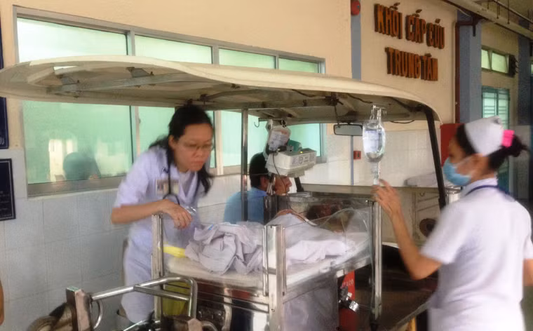Bé sơ sinh được chuyển khẩn cấp từ phòng cấp cứu về phòng mổ.