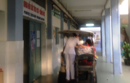 Cháu bé văng khỏi bụng mẹ vì bị TNGT được đưa từ An Giang về BV Nhi đồng 1, TP HCM và đang được các bác sĩ tận tình cứu sống.