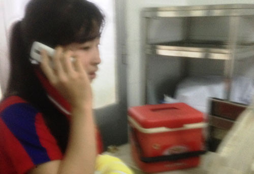 Chị Oanh đau đớn báo tin cho người thân ở quê việc các bác sĩ không thể nối lại được chiếc chân của cháu vì bị dập nát...