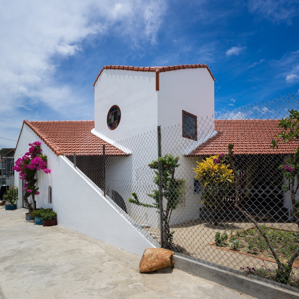 Kiến trúc sư thiết kế ngôi nhà cấp 4 thành một khối chéo 45 độ, tách mảnh đất 18mx20m thành 2 khu vườn hình tam giác để tất cả các không gian trong nhà đều có view thông thoáng nhất.