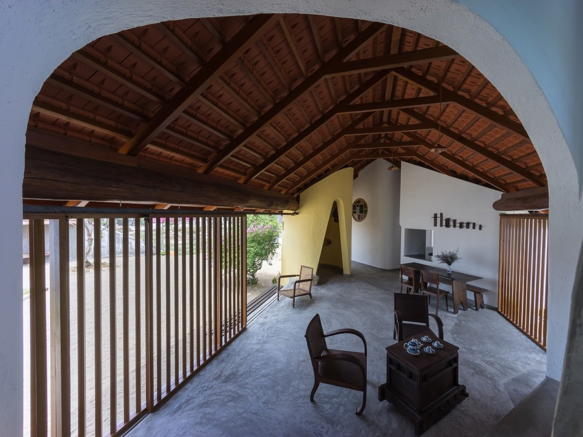 Ngôi nhà cấp 4 sử dụng kiểu mái vòm cong được lấy ý tưởng từ những ngôi nhà của người Chăm.