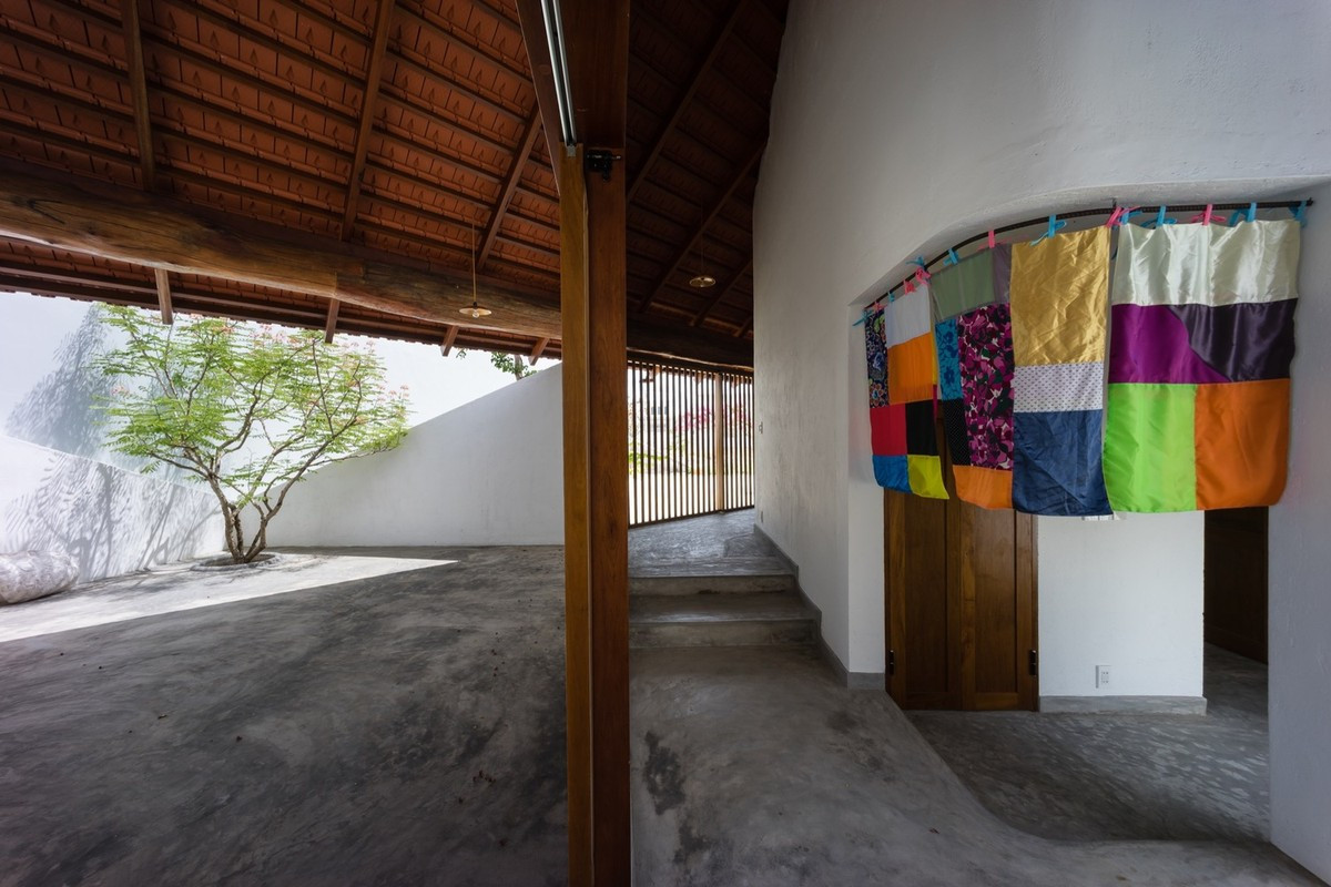 Mục đích của việc thiết kế là tạo ra một ngôi nhà sử dụng tất cả các vật liệu quen thuộc của địa phương với phương pháp xây dựng đơn giản nhất có thể.