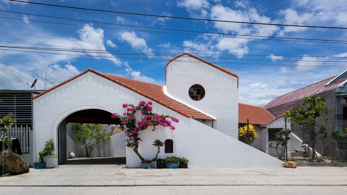 Với lối thiết kế độc đáo này, ngôi nhà cấp 4 hiện lên như một bức tranh tuyệt đẹp giữa thành phố biển.