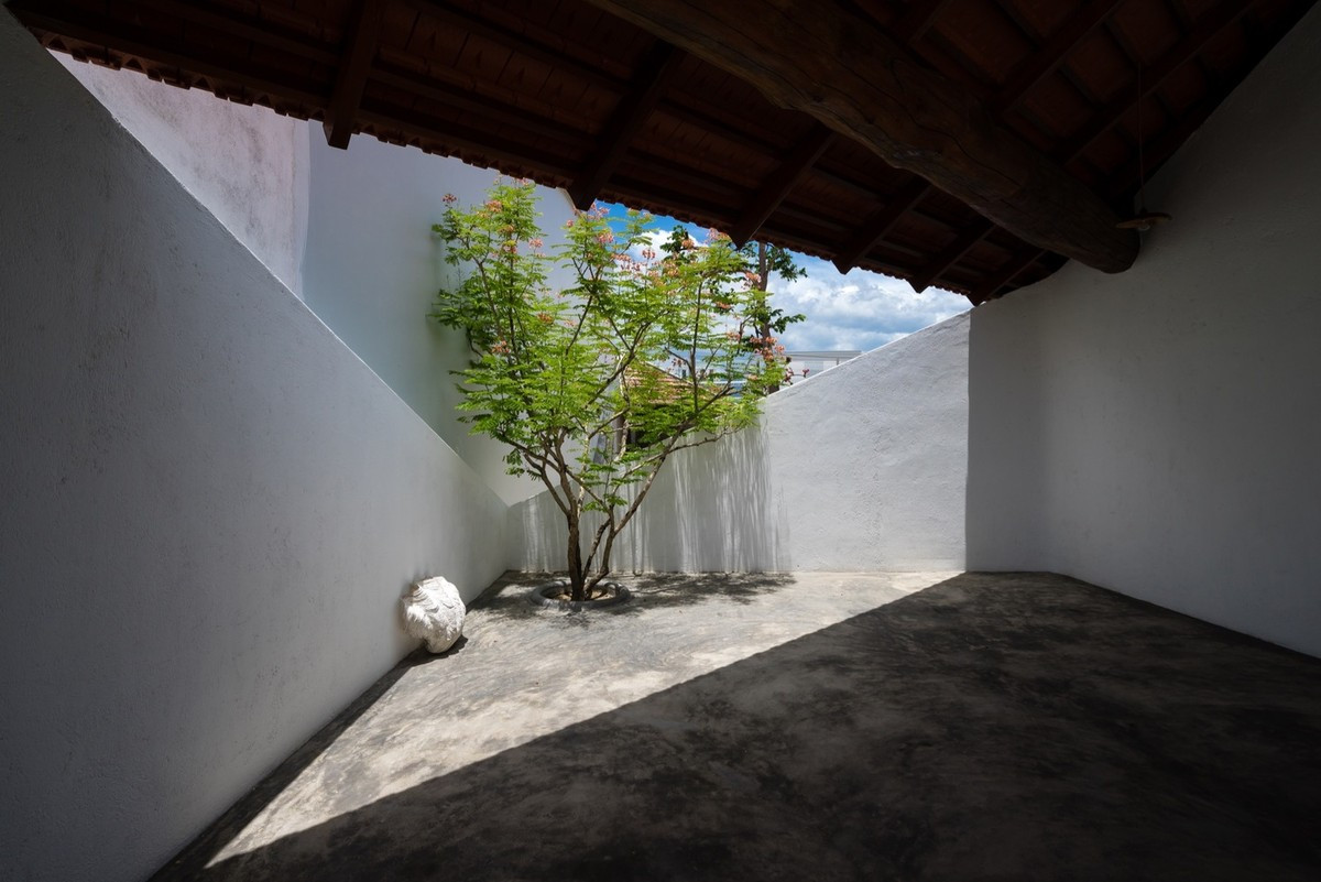 Vì ngôi nhà nằm ở thành phố biển Nha Trang nên kiến trúc sư muốn gia chủ tận hưởng được hương vị của biển cả. Do đó, mọi không gian trong nhà đều được mở thông thoáng nhất có thể.