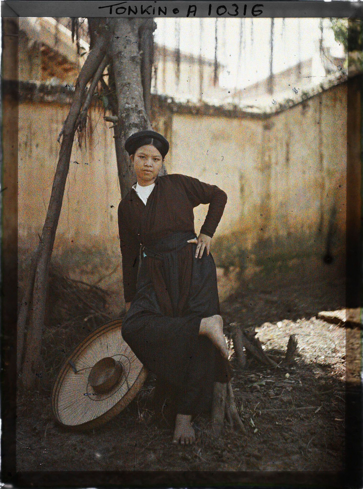 Tạo dáng bên cây si.