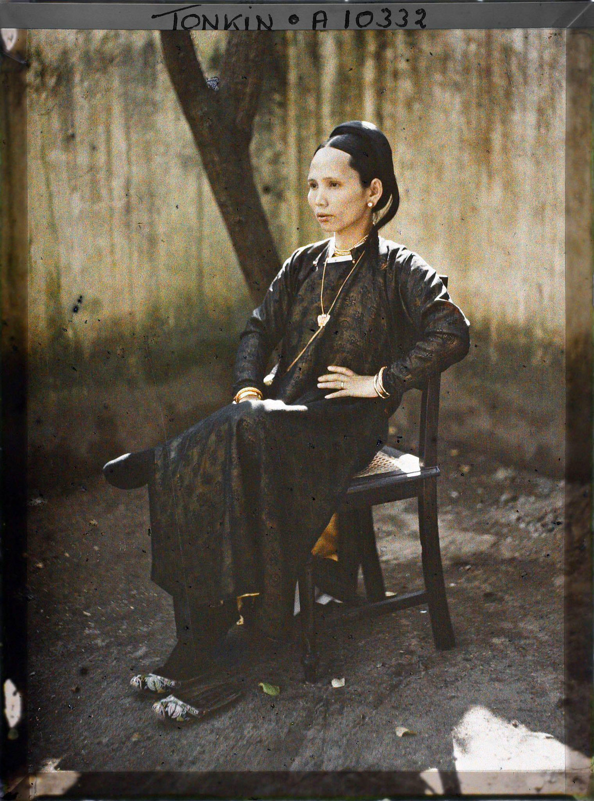 Quý cô tầng lớp thượng lưu ngồi trên ghế gỗ.