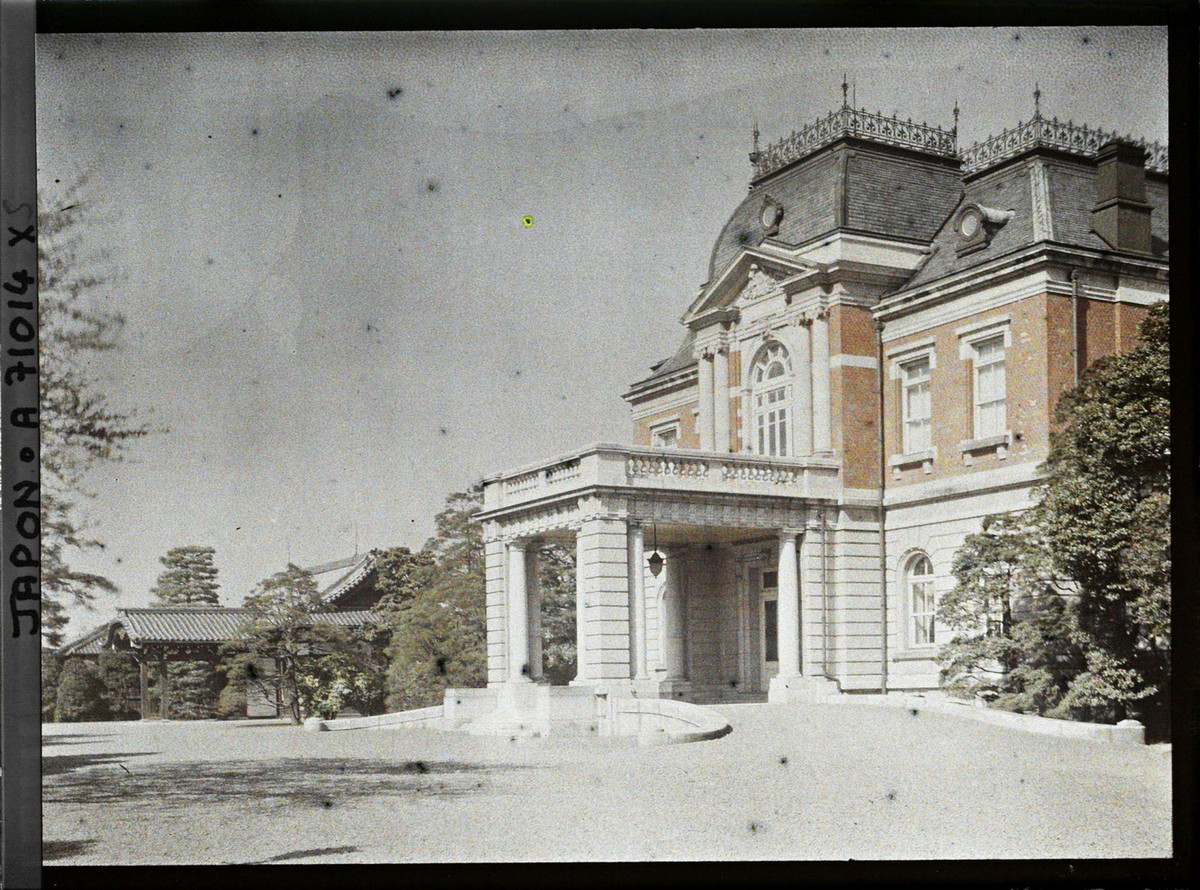 Mặt trước khu dinh thự kiểu phương Tây của Vương tước Kuni Kuniyoshi.