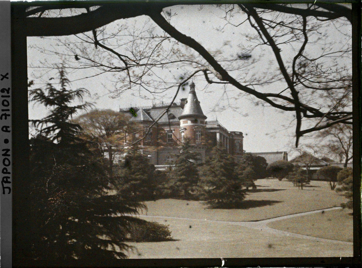 Khu vườn rộng lớn bao quanh dinh thự.