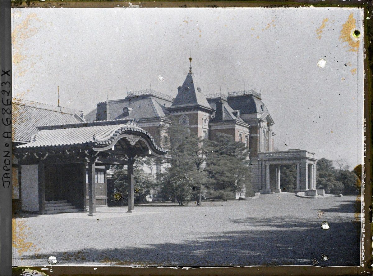 Khung cảnh nhìn từ lối vào dinh thự của Vương tước Kuni Kuniyoshi.