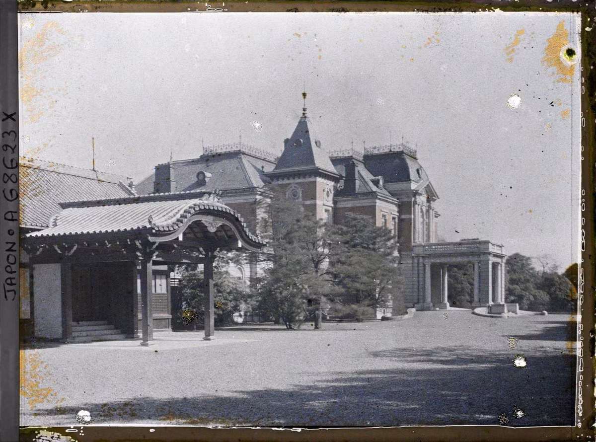 Khung cảnh nhìn từ lối vào dinh thự của Vương tước Kuni Kuniyoshi.