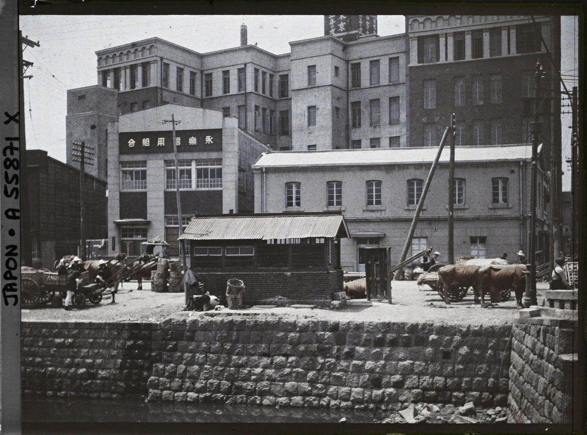 Nhà máy nằm bên một con kênh ở quận Akasaka.