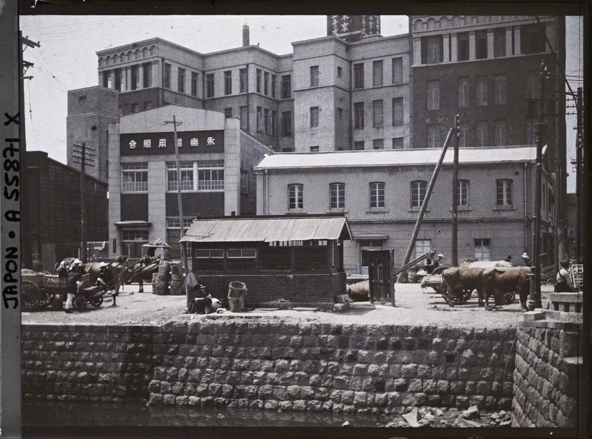 Nhà máy nằm bên một con kênh ở quận Akasaka.