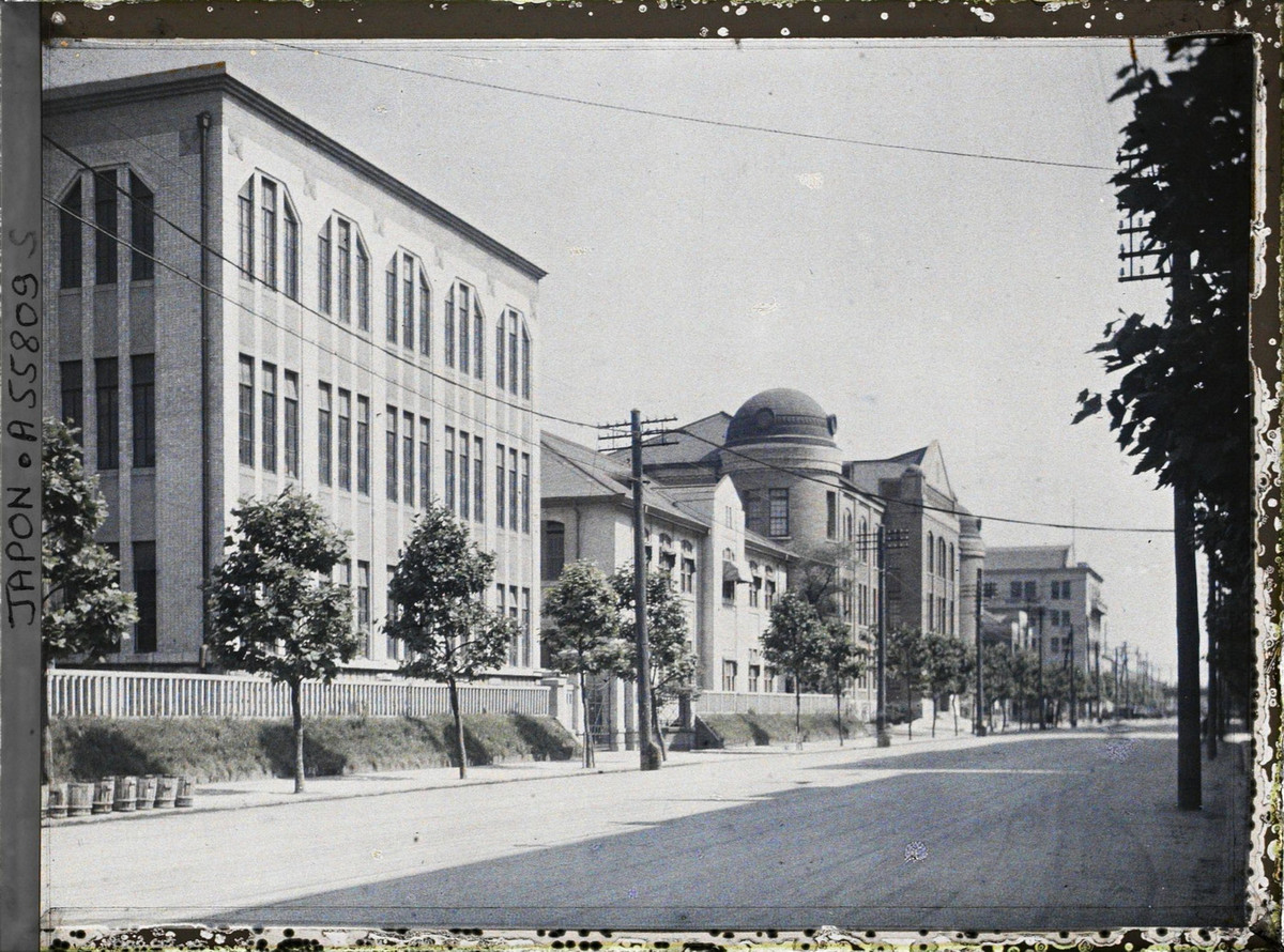 Các công trình hiện đại mang nhiều phong cách khác nhau ở Marunouchi, nơi được mệnh danh là "tiểu Luân Đôn" của Tokyo.