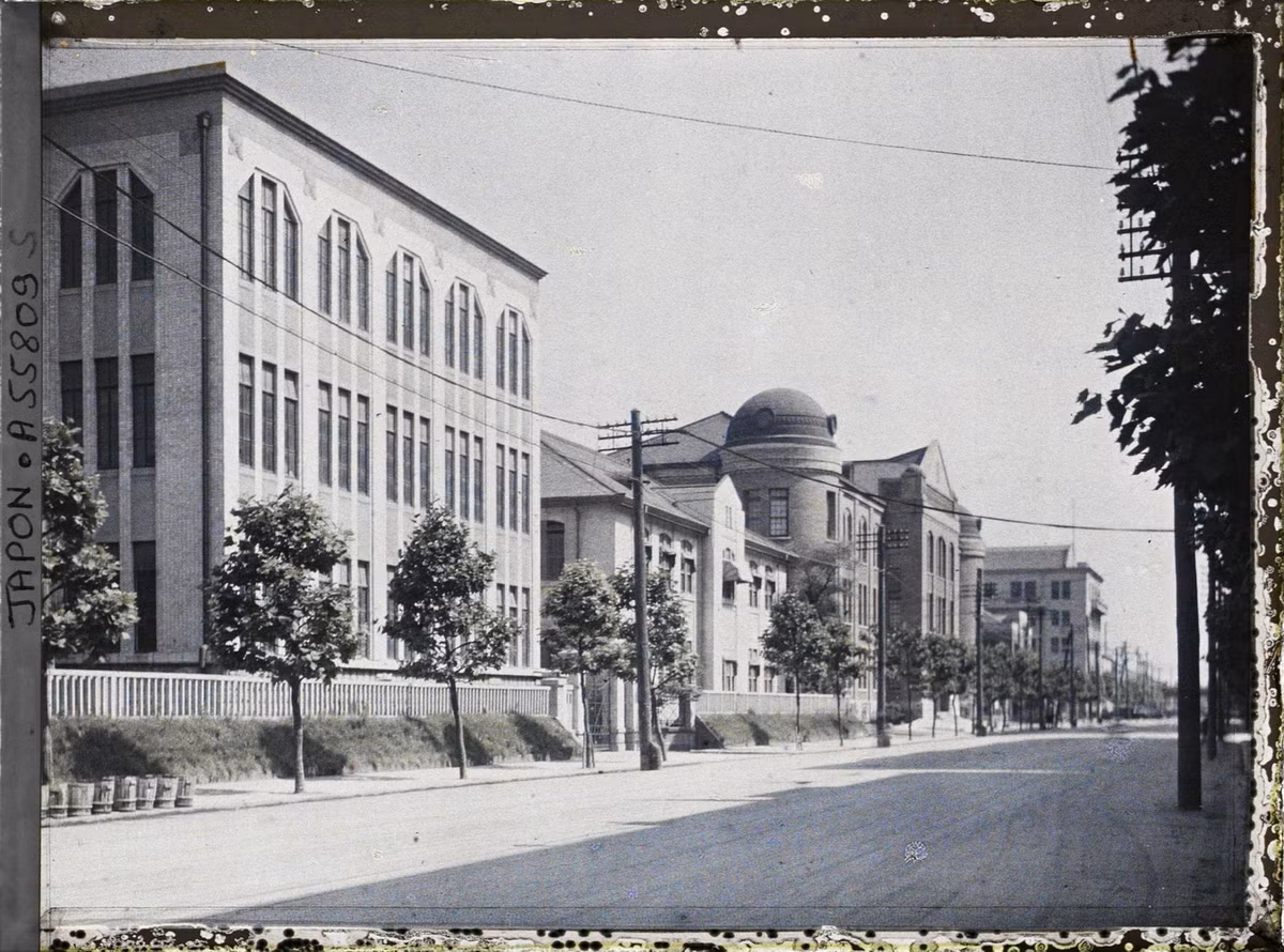 Các công trình hiện đại mang nhiều phong cách khác nhau ở Marunouchi, nơi được mệnh danh là "tiểu Luân Đôn" của Tokyo.