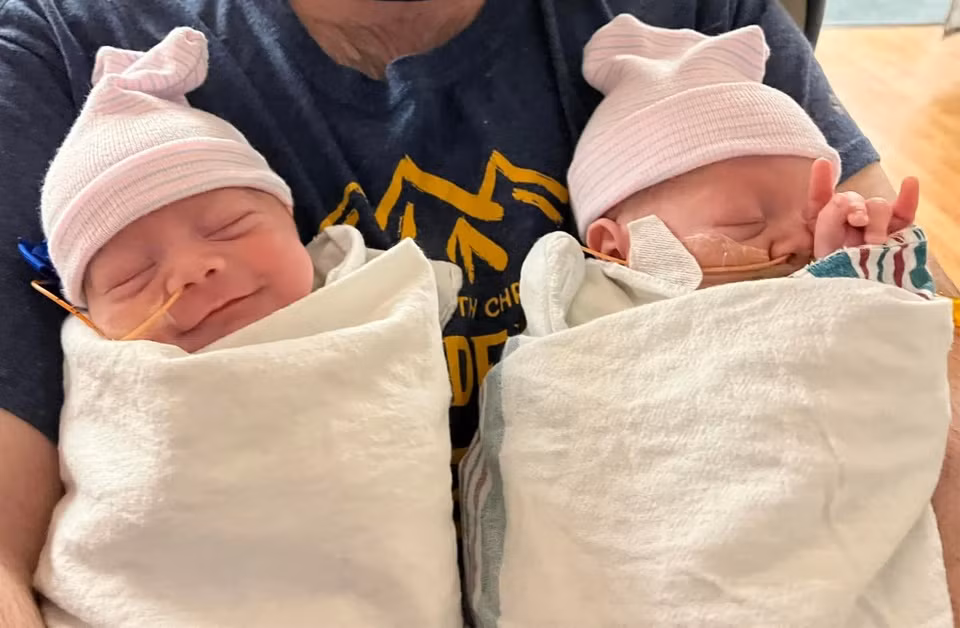 Cap vo chong mot nam sinh non 2 cap sinh doi