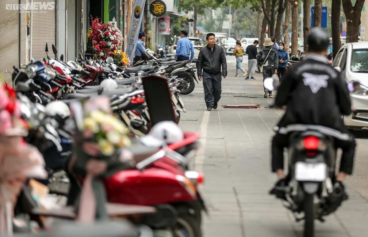 Ông Phạm Đình Trọng (68 tuổi, ở Cầu Giấy) cho biết, ông thường xuyên đi tập thể dục quanh khu vực Công viên Cầu Giấy. Tại đây, nhiều đoạn vỉa hè bị chiếm dụng làm bãi gửi xe khiến người đi bộ bị đẩy xuống lòng đường, tiềm ẩn nguy cơ tai nạn giao thông. “Việc dẹp lấn chiếm vỉa hè, lòng đường phải áp dụng xử phạt mạnh, quyết liệt thì không ai dám lấn chiếm nữa. Tôi nghĩ trách nhiệm trước hết thuộc những người đứng đầu, quan trọng là có thực sự muốn giành lại vỉa hè hay không”, ông Trọng bày tỏ.