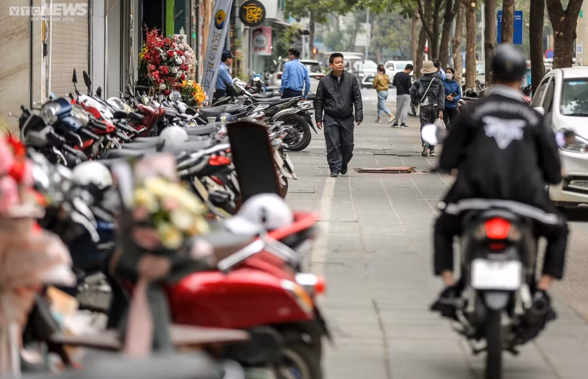 Ông Phạm Đình Trọng (68 tuổi, ở Cầu Giấy) cho biết, ông thường xuyên đi tập thể dục quanh khu vực Công viên Cầu Giấy. Tại đây, nhiều đoạn vỉa hè bị chiếm dụng làm bãi gửi xe khiến người đi bộ bị đẩy xuống lòng đường, tiềm ẩn nguy cơ tai nạn giao thông. “Việc dẹp lấn chiếm vỉa hè, lòng đường phải áp dụng xử phạt mạnh, quyết liệt thì không ai dám lấn chiếm nữa. Tôi nghĩ trách nhiệm trước hết thuộc những người đứng đầu, quan trọng là có thực sự muốn giành lại vỉa hè hay không”, ông Trọng bày tỏ.