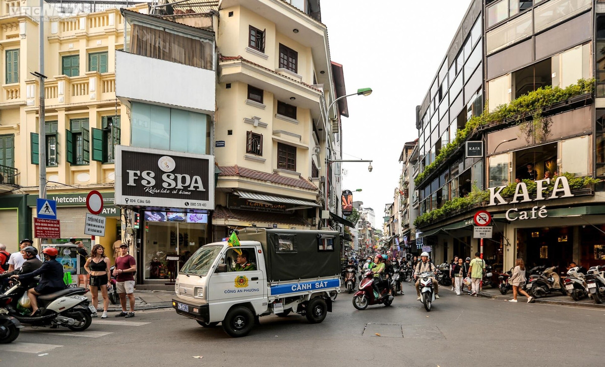 Trung tá Dương Bảo Thạch, Phó Đội trưởng Đội Cảnh sát giao thông - Trật tự quận Hoàn Kiếm cho biết, dù quận đã quyết liệt xử lý vi phạm trên các tuyến phố, nhưng do lực lượng mỏng nên khi cơ quan chức năng rút đi, người dân lại bày bán trở lại.