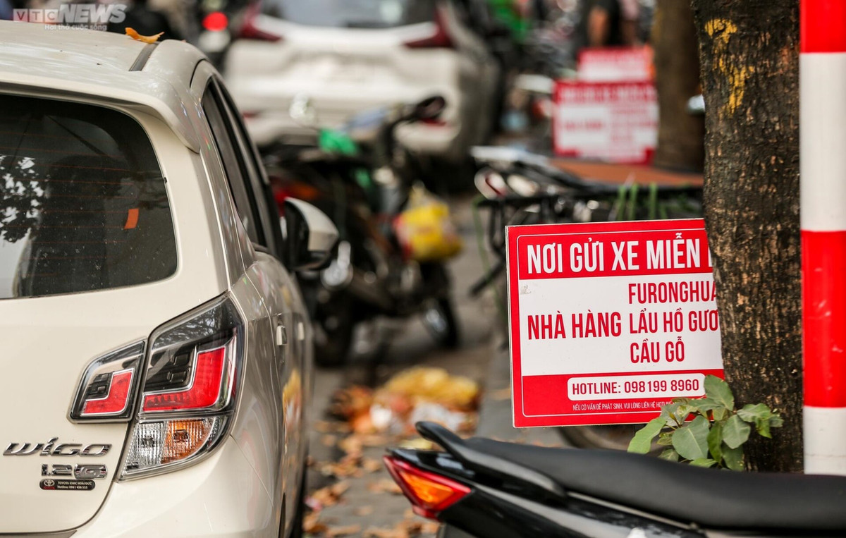 Một số lòng đường, vỉa hè ở quận Hoàn Kiếm bị các cơ sở kinh doanh chiếm dụng làm điểm gửi xe mà không bị lực lượng chức năng xử lý.