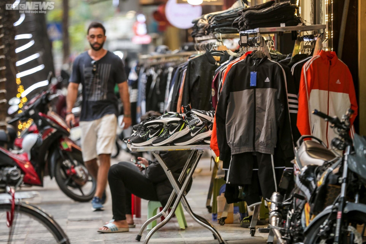 Đội dẹp vỉa hè của các phường thường xuyên đi kiểm tra, song nhiều hộ kinh doanh vẫn bất chấp các quy định, ngang nhiên bày bán các mặt hàng giày dép, quần áo tràn lan khắp vỉa hè.