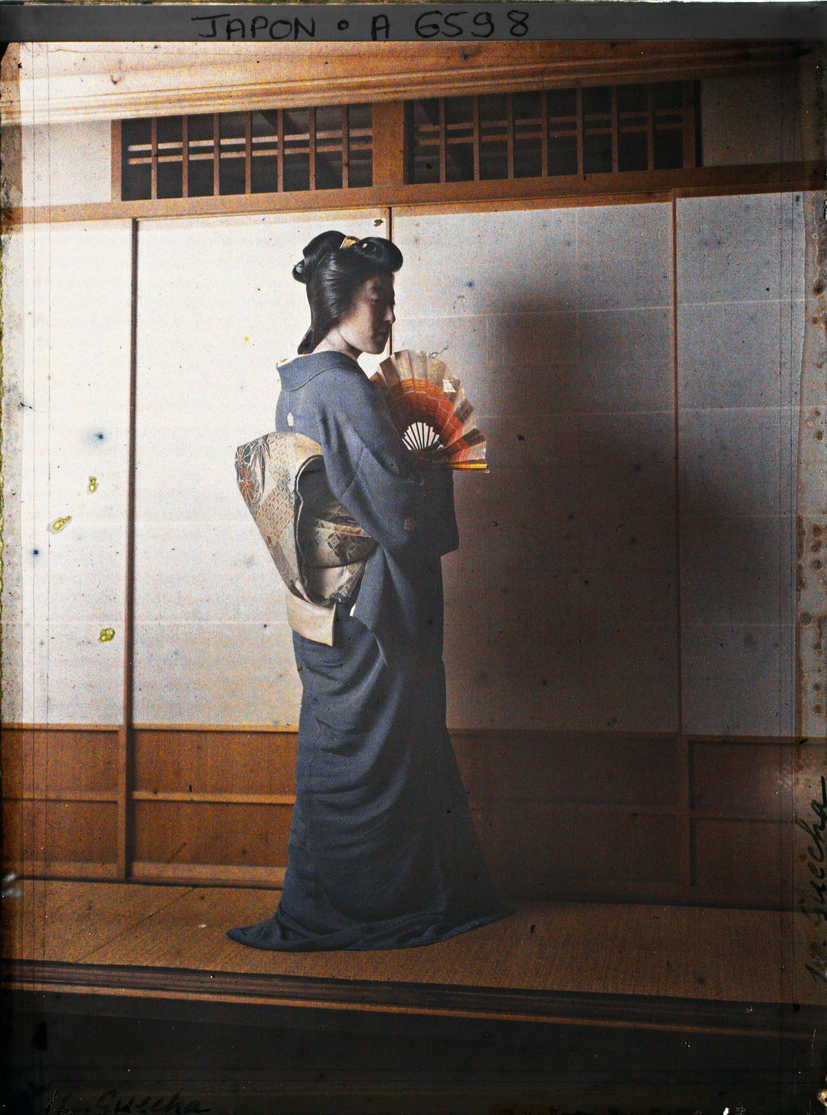 Geisha tên Matsumoto Tome tại nơi hành nghề của mình.
