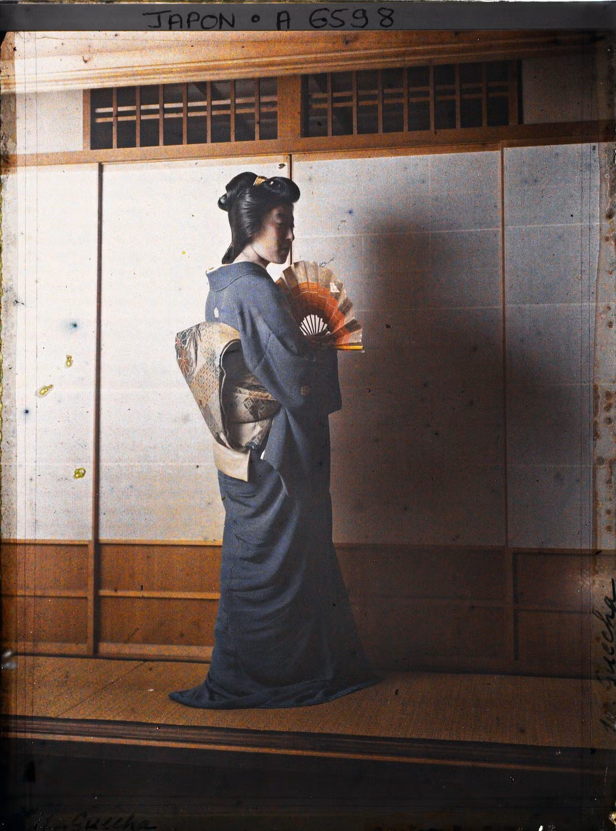 Geisha tên Matsumoto Tome tại nơi hành nghề của mình.