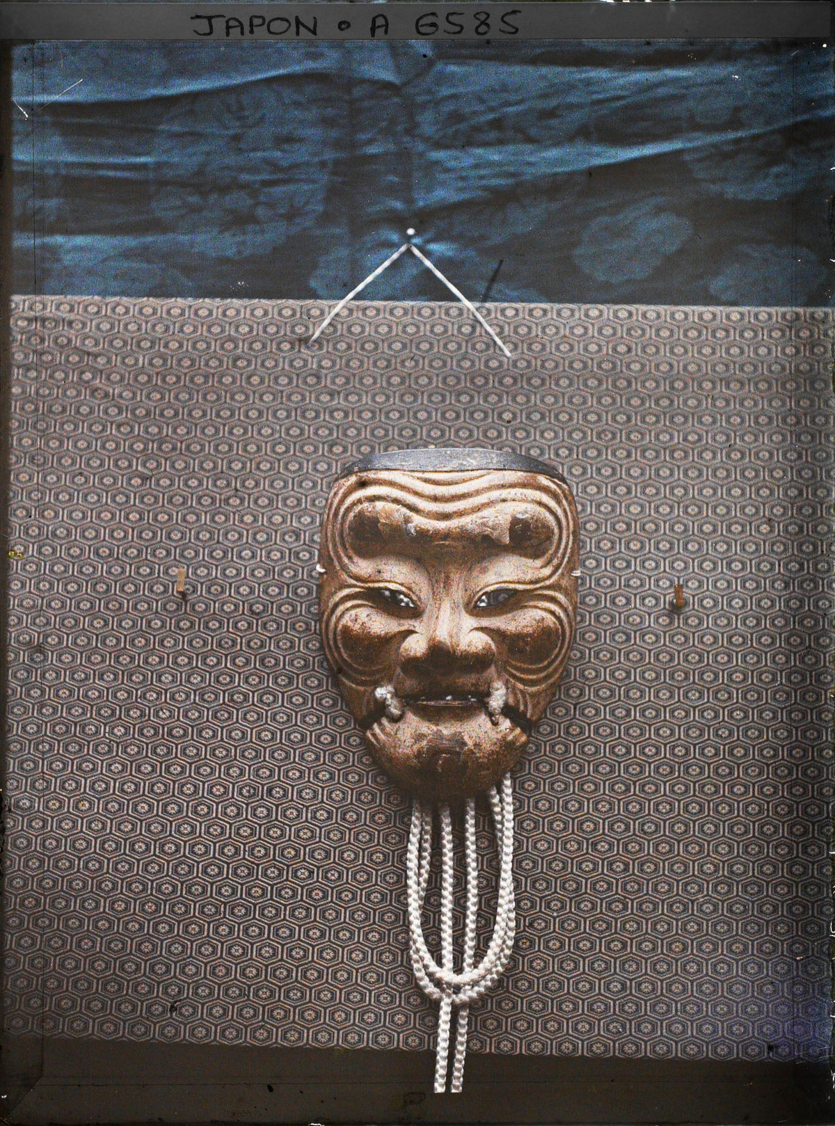 Mặt nạ Okina (Ông già), dùng trong kịch nō, đồng thời được người Nhật xưa coi là vật phẩm tượng trưng cho tuổi thọ và sự thịnh vượng.