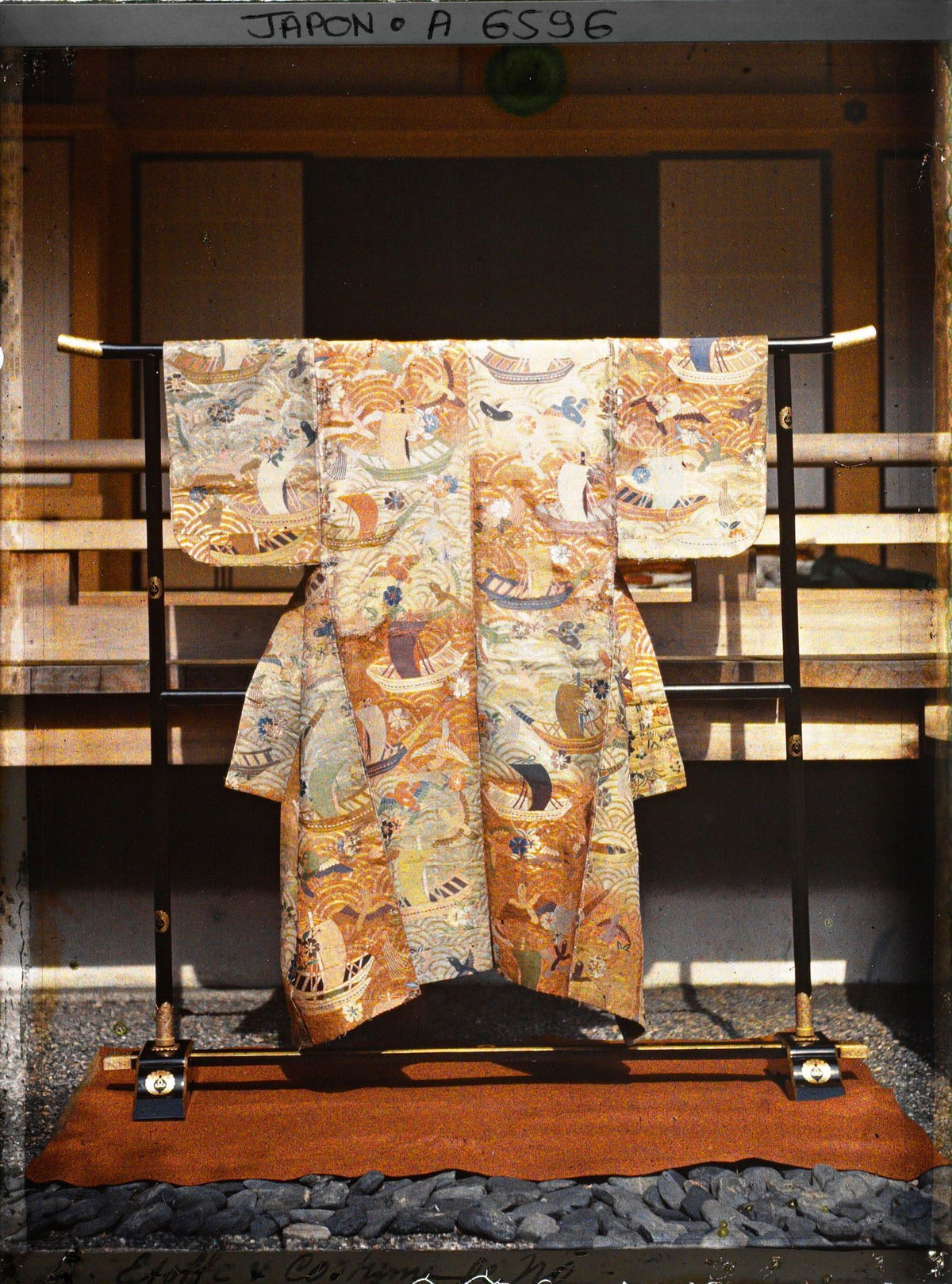 Bộ kosode với hoa văn thuyền hình sóng, chim và hoa, đặt trên iko - loại giá treo trang phục truyền thống làm bằng gỗ phủ sơn mài.