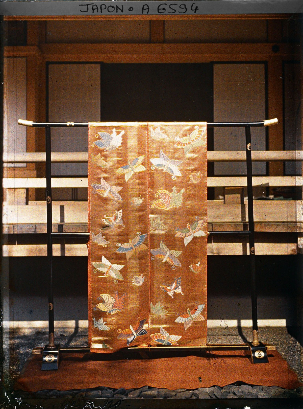 Một loại vải dùng để may trang phục kịch nō.