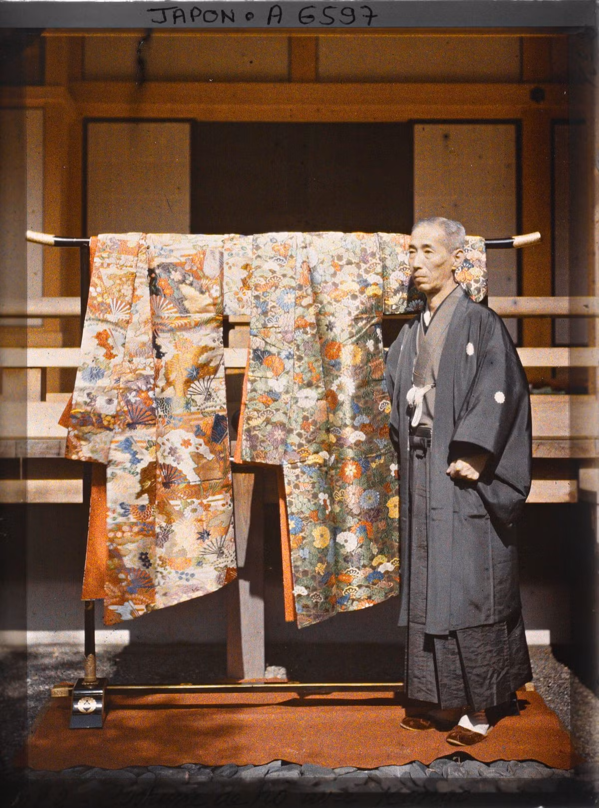 Nghệ sĩ kịch nō Kinnosuke Kongo (1854 to 1923) giới thiệu hai bộ kosode (loại trang phục ngắn tay của Nhật Bản và là tiền thân của kimono) làm bằng lụa kara-ori dùng trong biểu diễn.