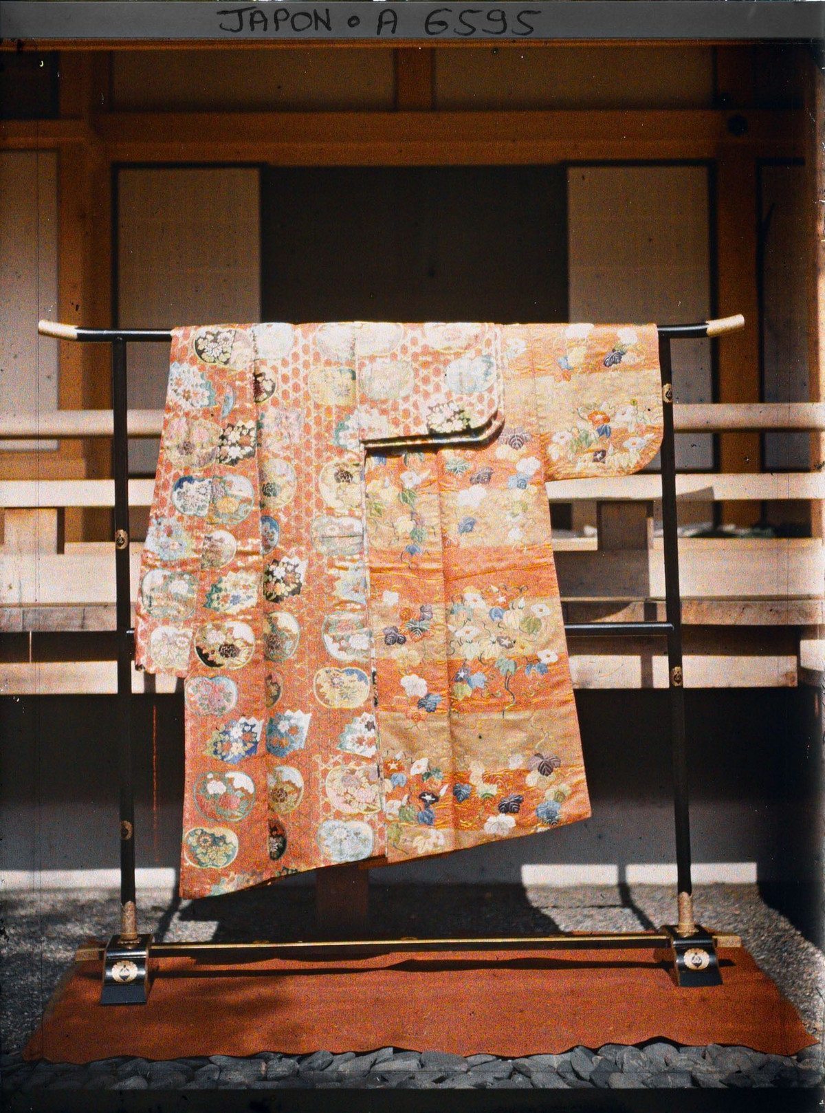 Bộ kosode họa tiết quạt và hoa.