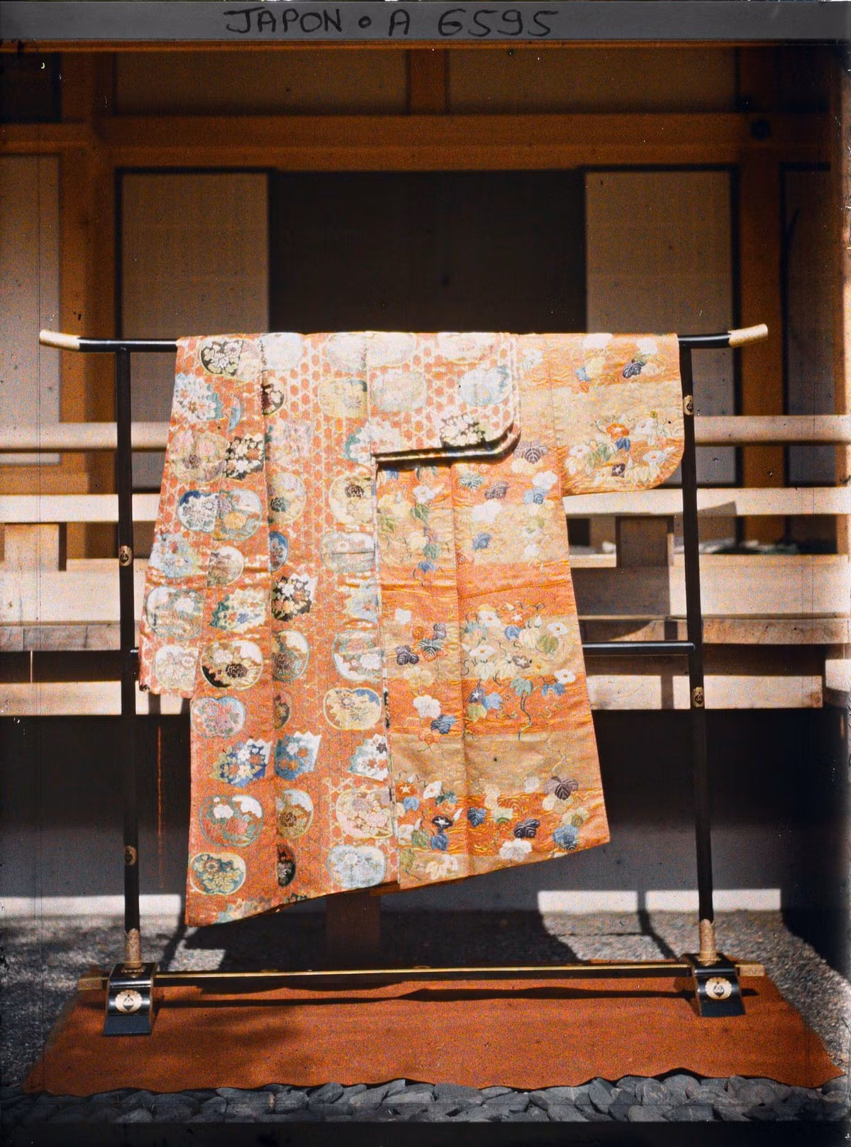 Bộ kosode họa tiết quạt và hoa.