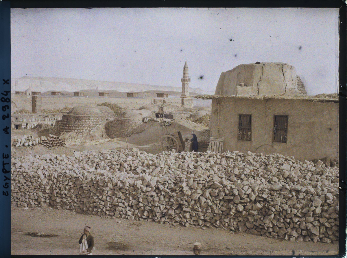 Bên ngoài một lò vôi kiểu cổ.