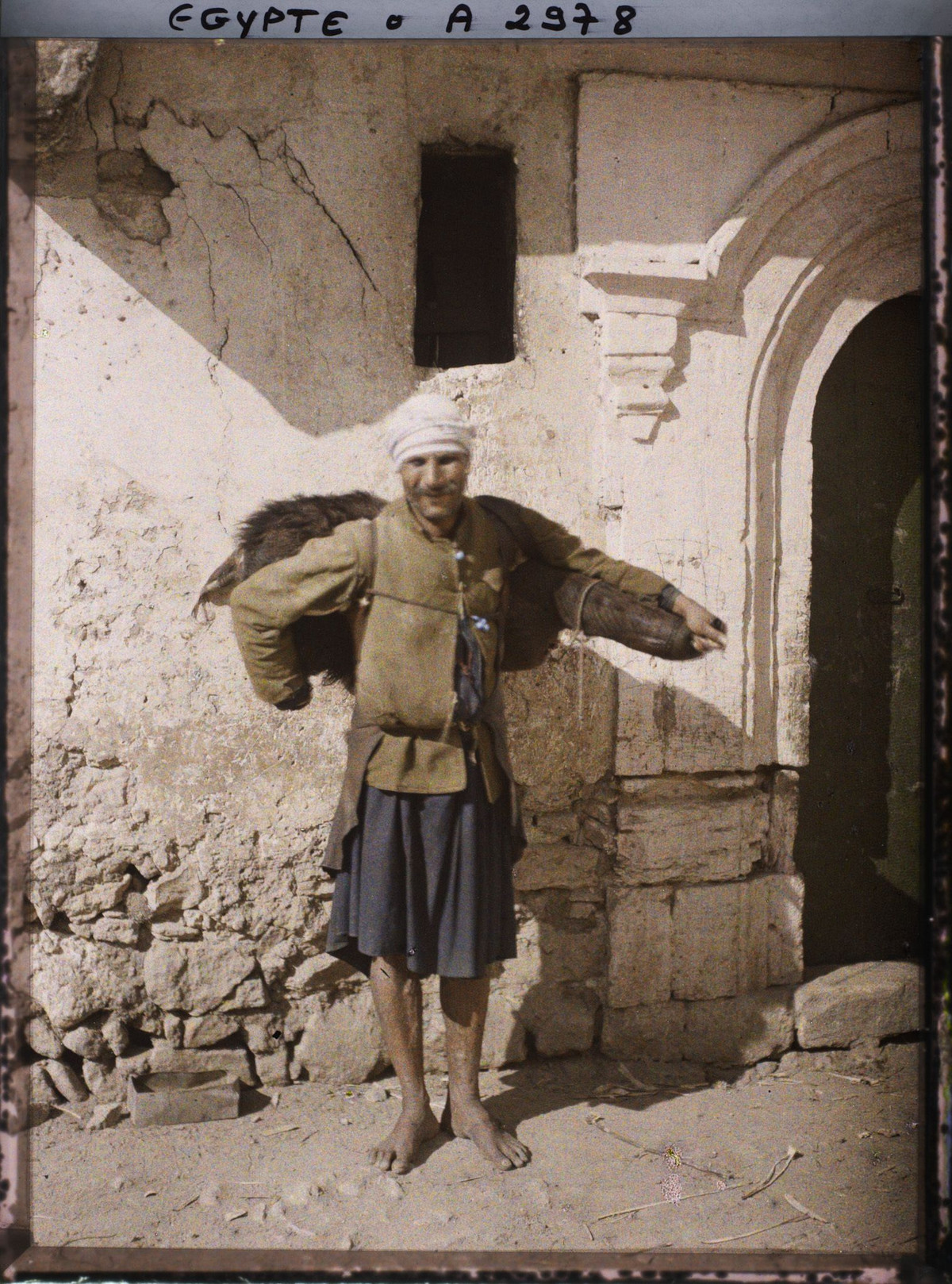 Người bán nước vận chuyển nước lấy từ sông nil trong loại bao tải chứa nước truyền thống làm bằng da dê.