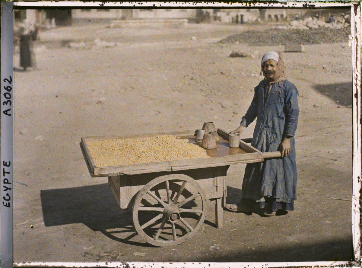 Người bán hạt ngô đã nấu chín trên đường phố.