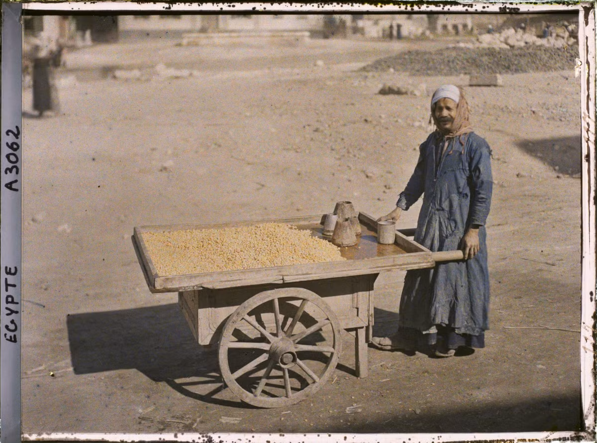 Người bán hạt ngô đã nấu chín trên đường phố.