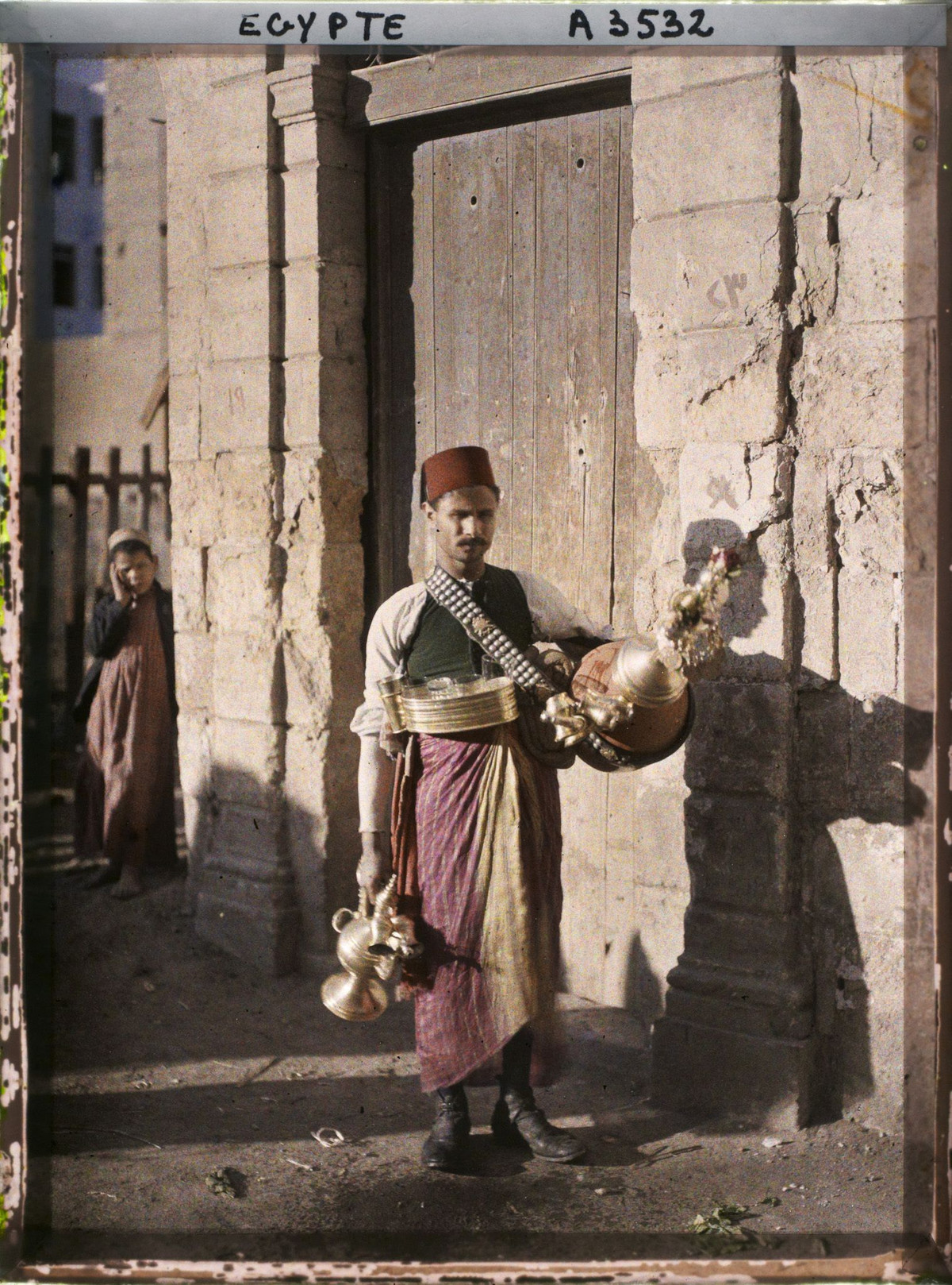 Người bán đồ uống nóng lỉnh kỉnh đồ nghề.