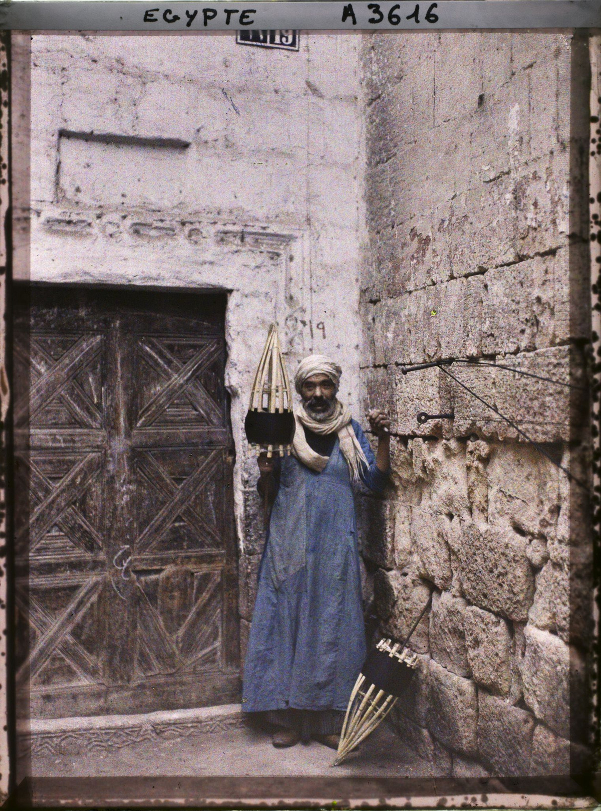 Người quay tơ trên đường phố Cairo.