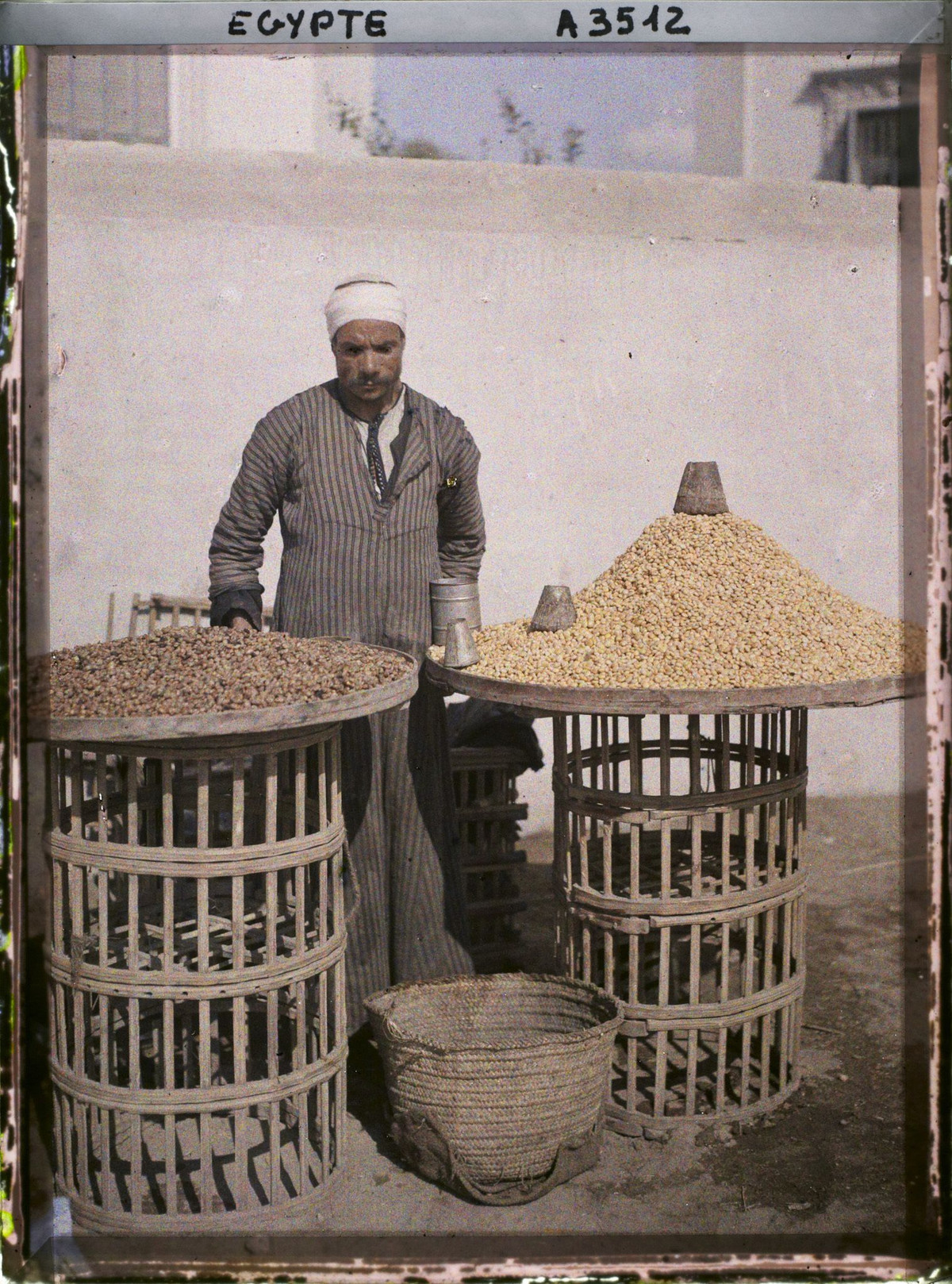 Quầy bán đậu tằm và ngô.