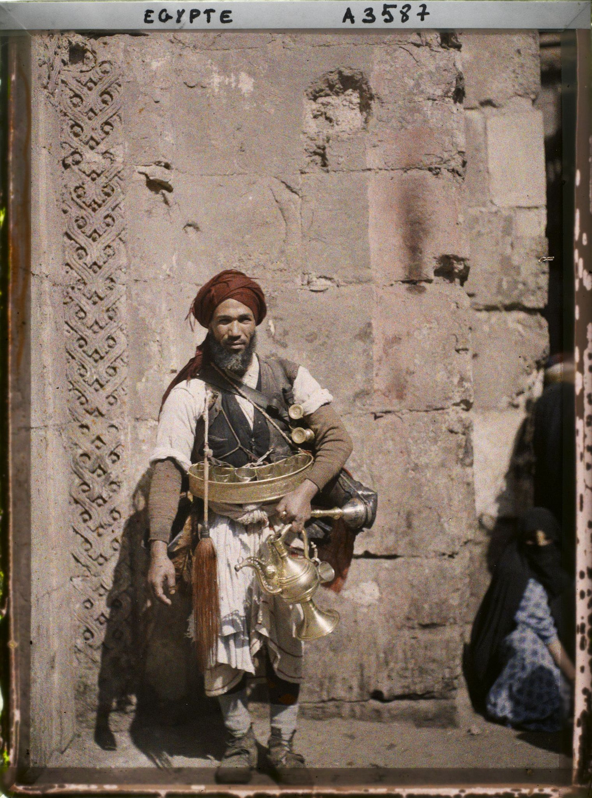 Người đàn ông này cũng bán đồ uống nóng.