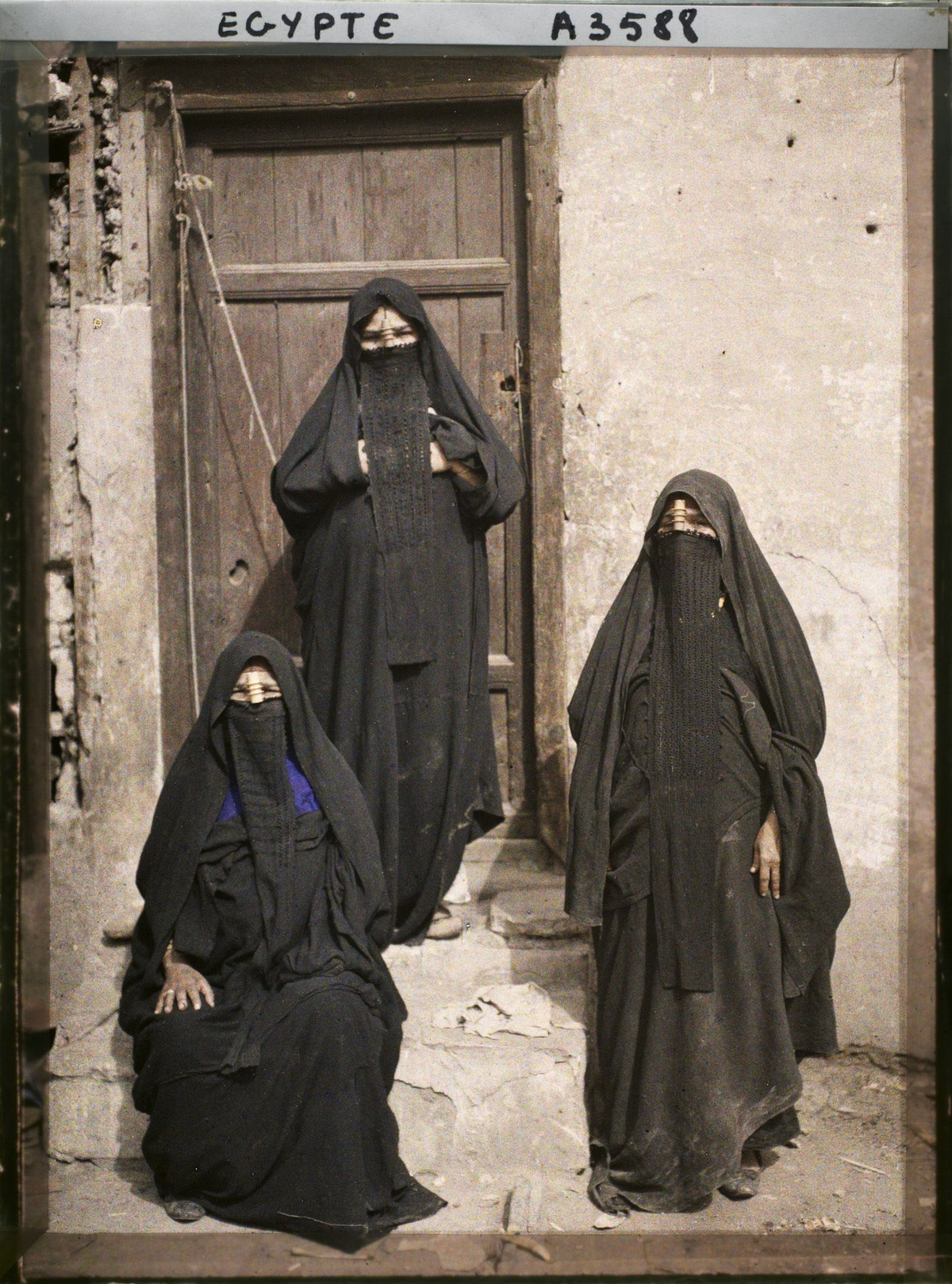 Ba người phụ nữ Hồi giáo trên phố.