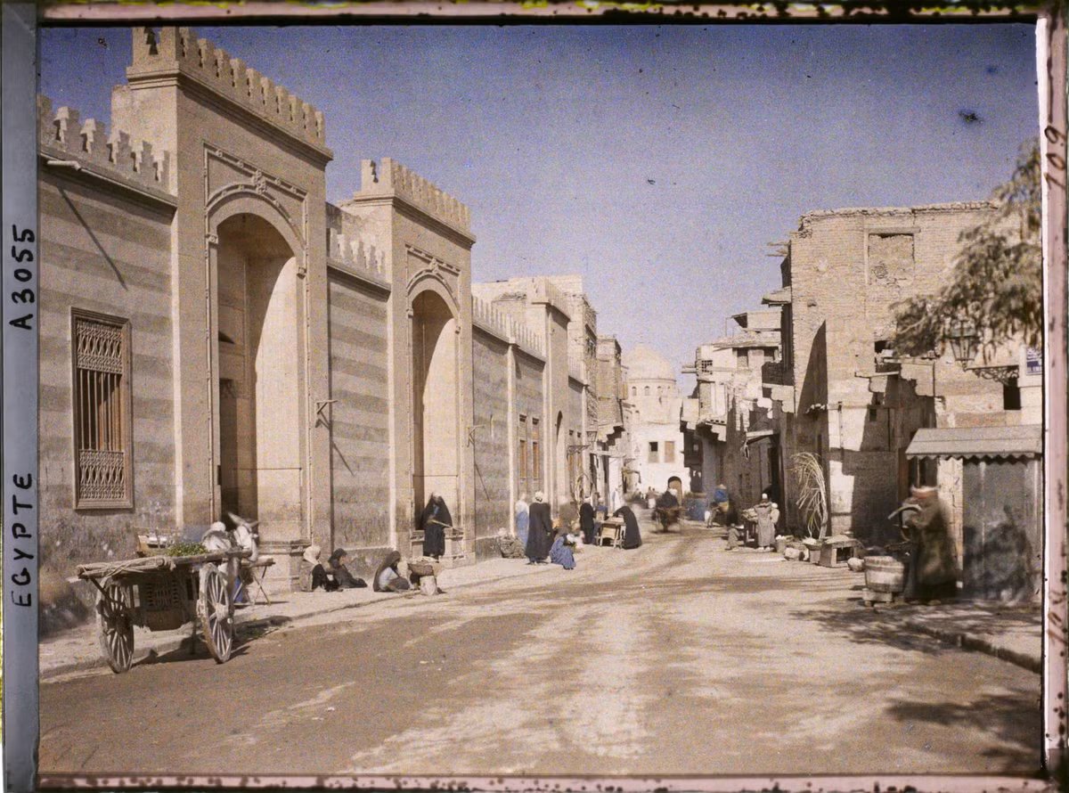 Cảnh đường phố ở quận El-Eman.