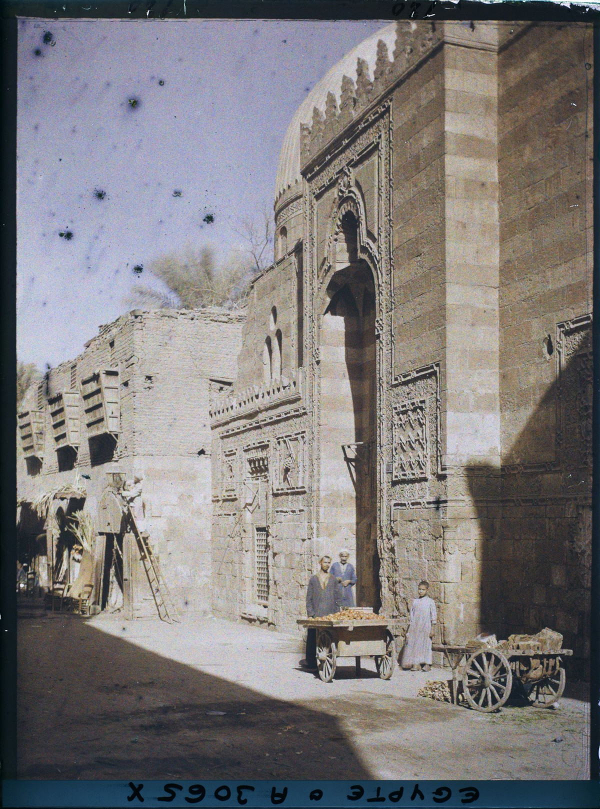 Quầy bán cà chua ngoài cổng một thánh đường.