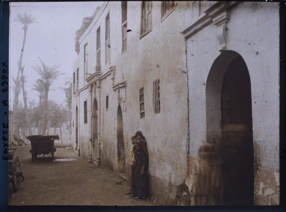 Bên ngoài một tòa nhà trong khu phố cổ.