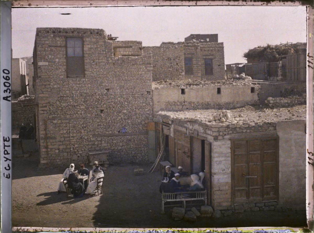 Cánh nam giới ngồi chơi Domino ở một quán cà phê.